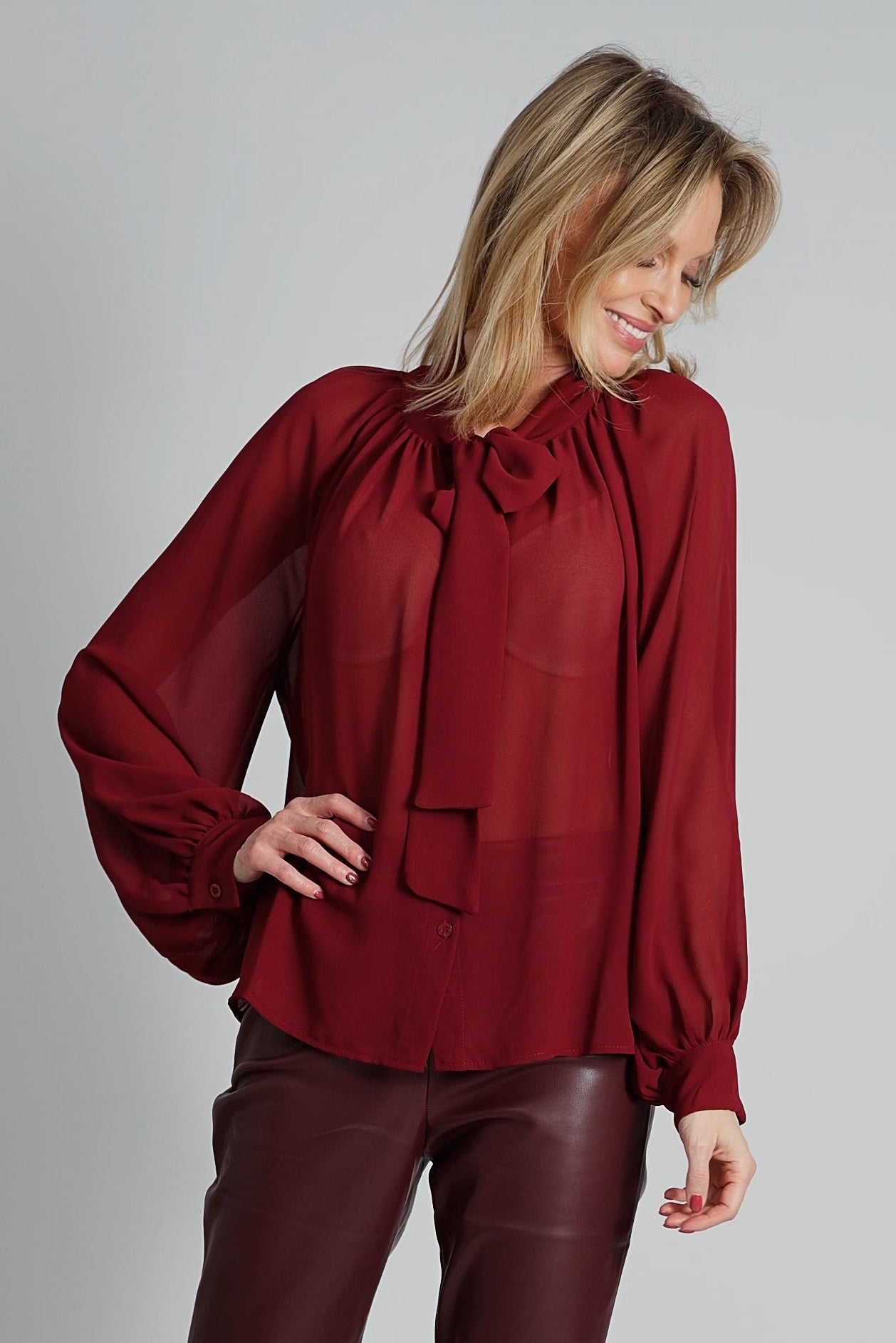 Bordeauxrode blouse met strik-MyEssentials