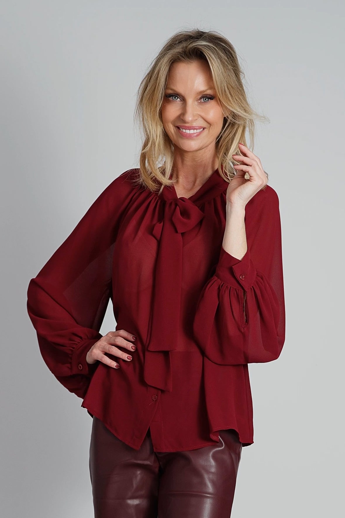 Bordeauxrode blouse met strik-MyEssentials
