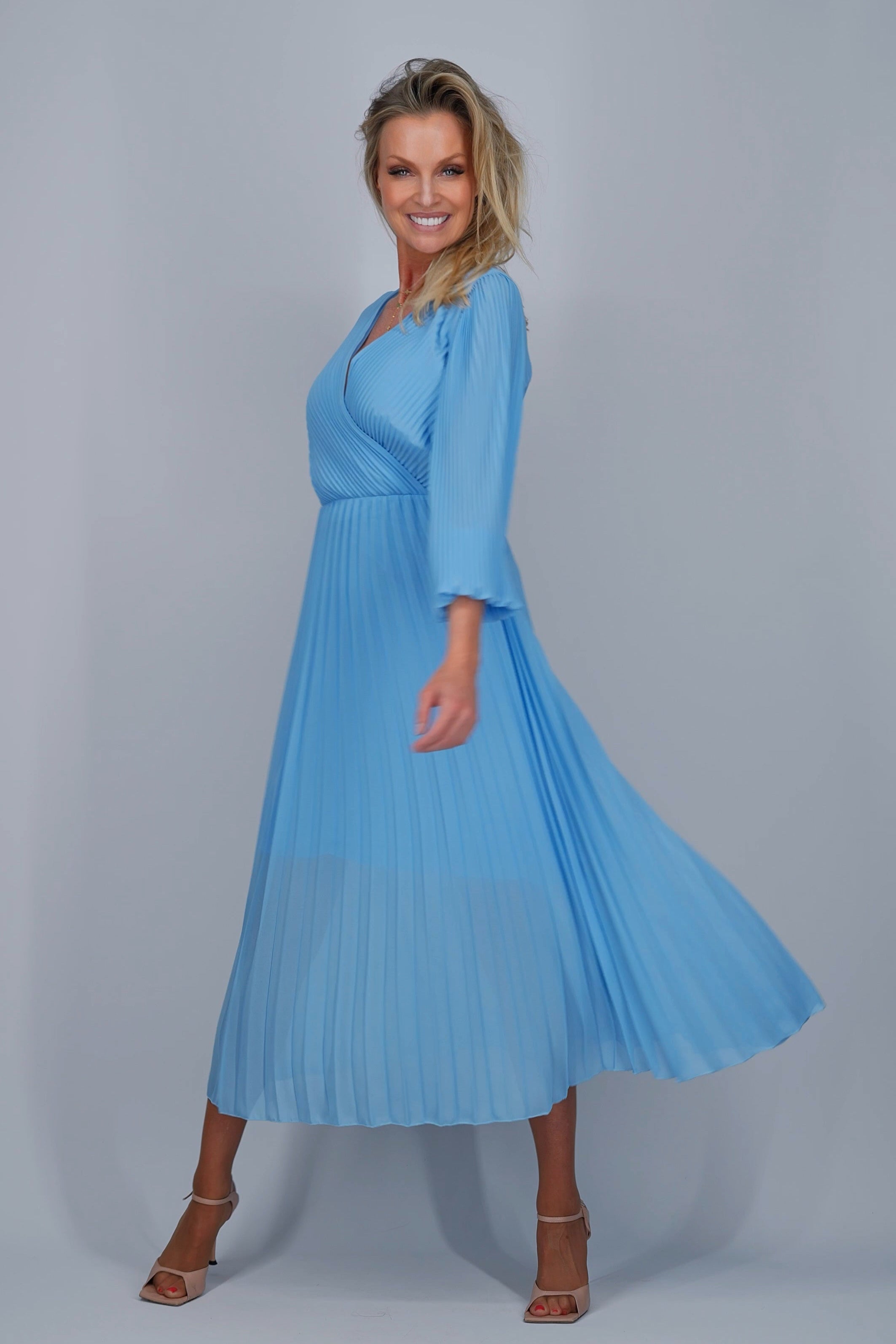 Robe longue plissée en chiffon de soie bleu clair avec manches longues