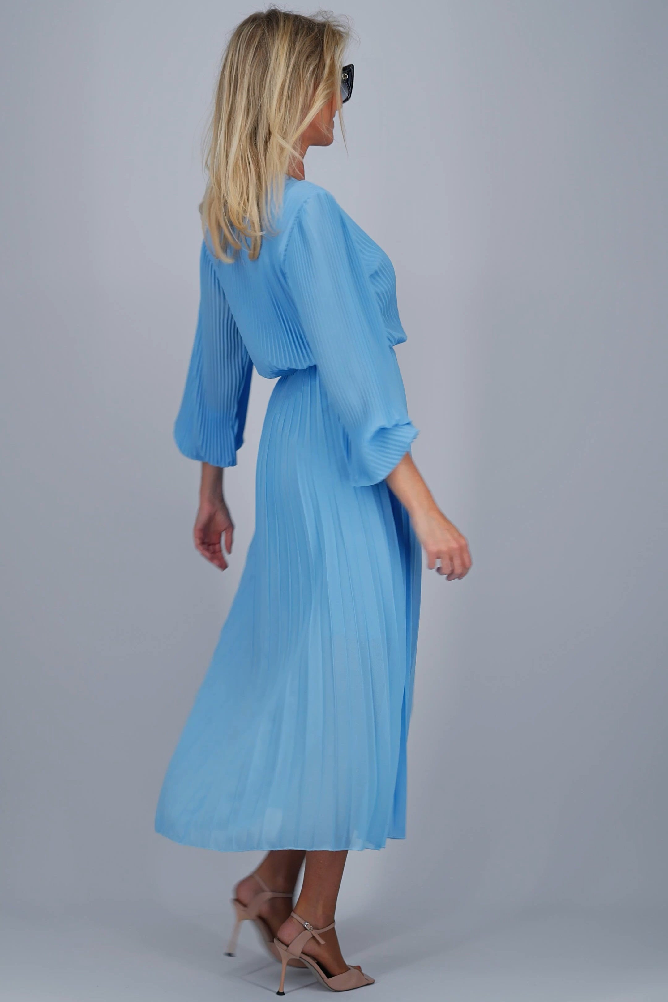 Robe longue plissée en chiffon de soie bleu clair avec manches longues