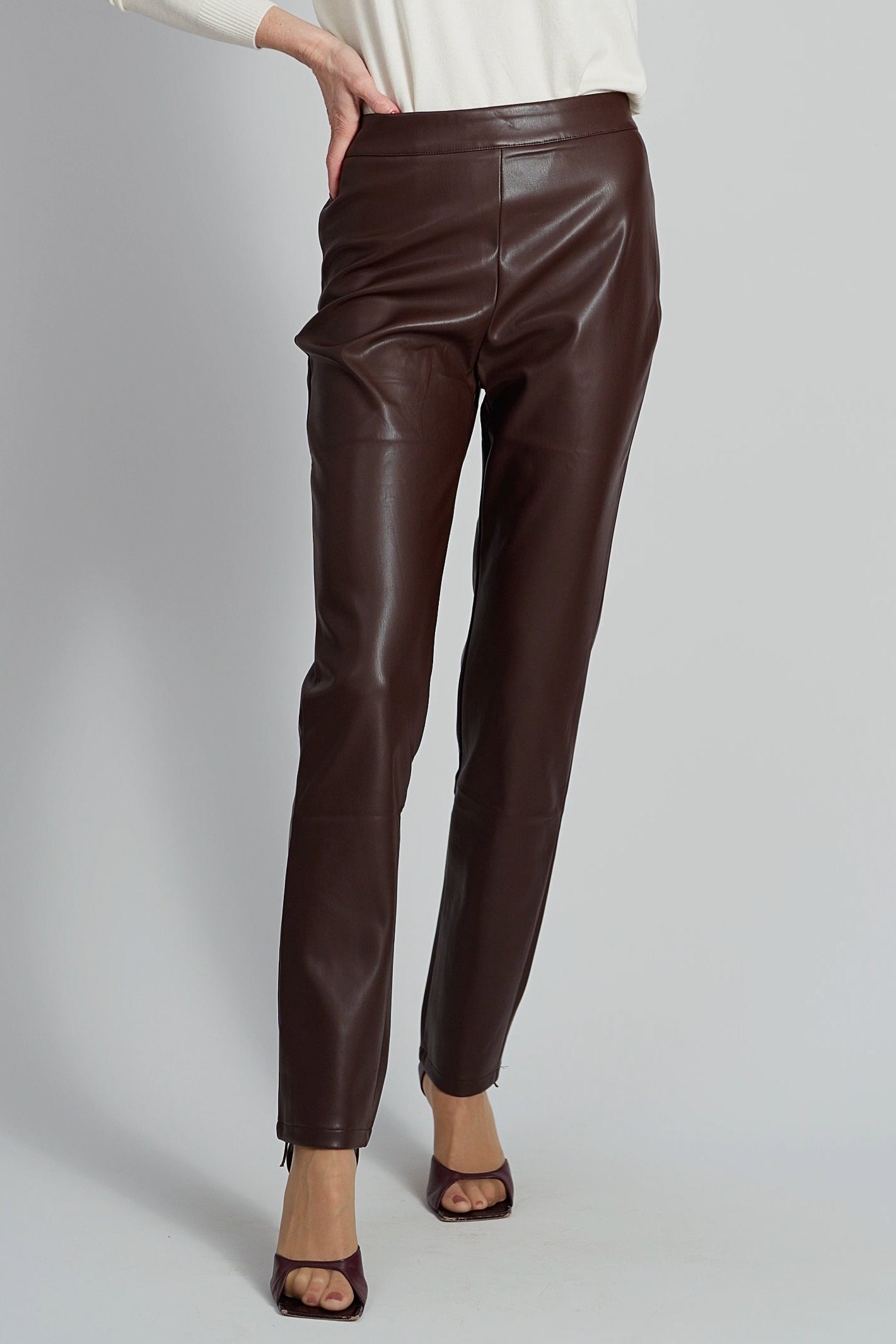 Donkerbruine imitatieleren broek met smalle pijpen-MyEssentials