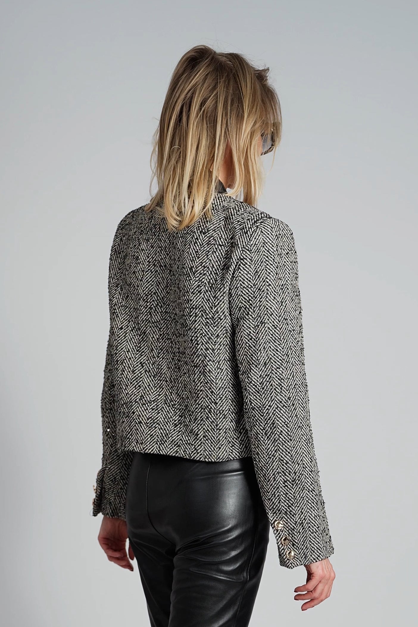 Zwart tweed jasje met zilveren pailletten en gouden knopen-MyEssentials