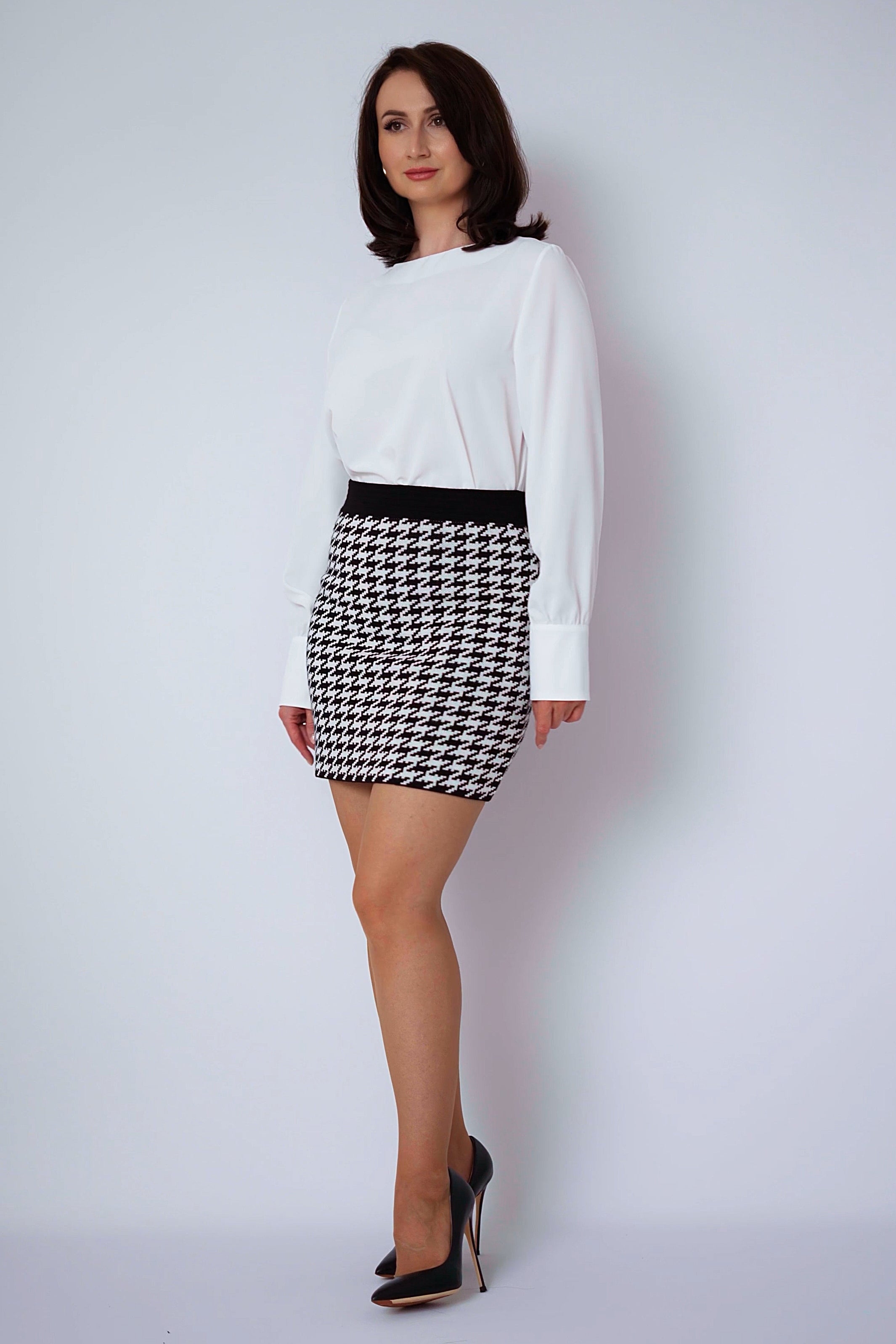 White and black short knitted skirt