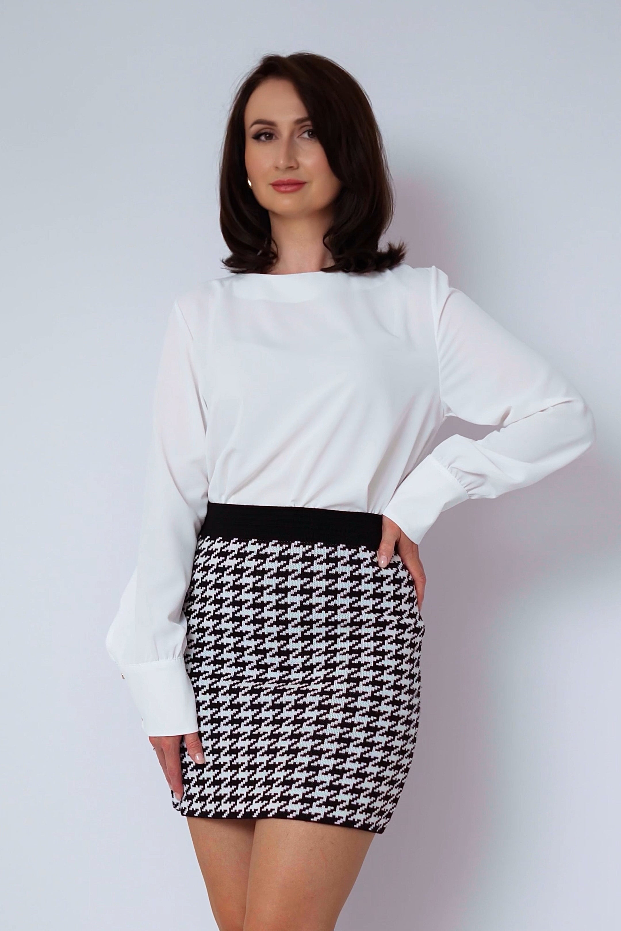 White and black short knitted skirt
