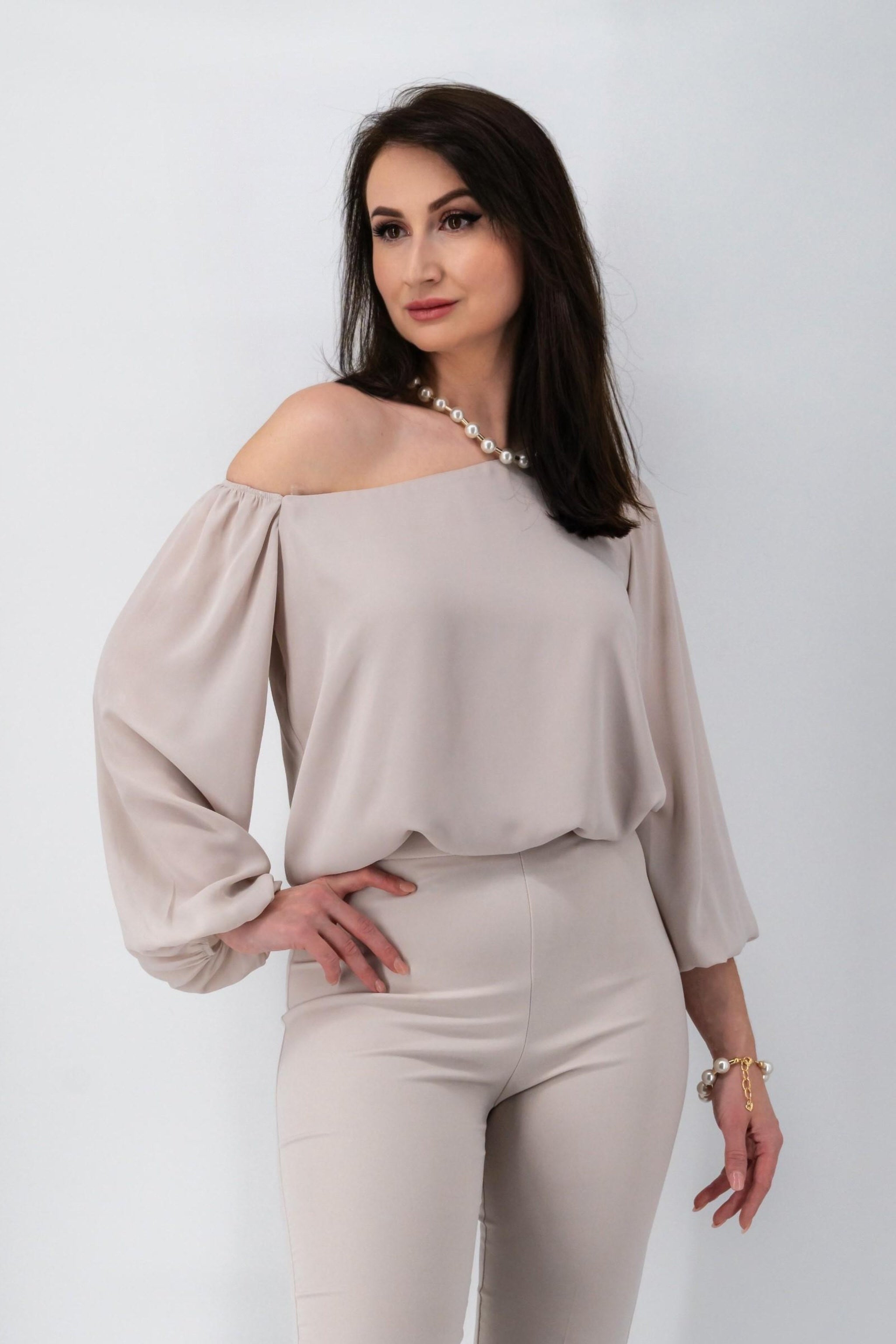 Beige blouse met open schouder-MyEssentials