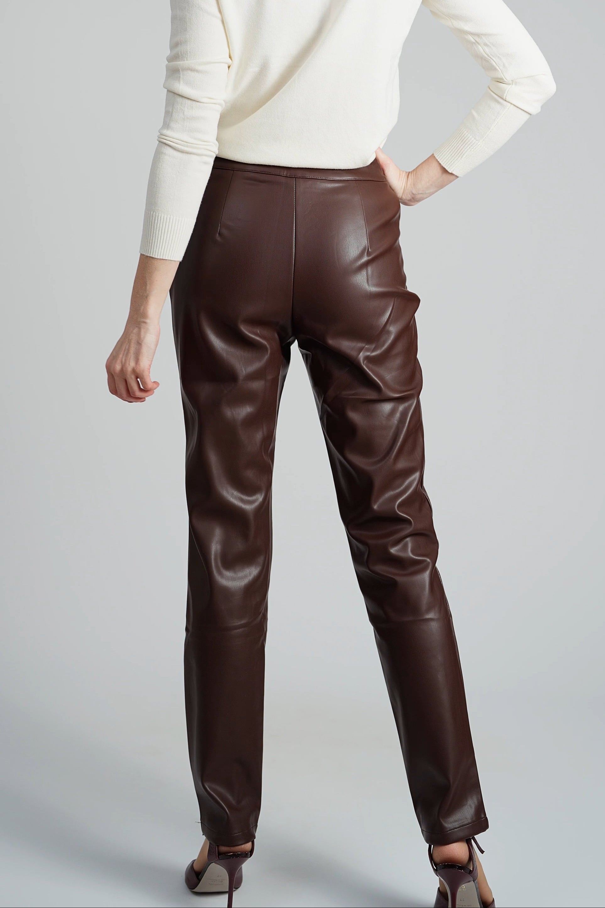 Donkerbruine imitatieleren broek met smalle pijpen-MyEssentials